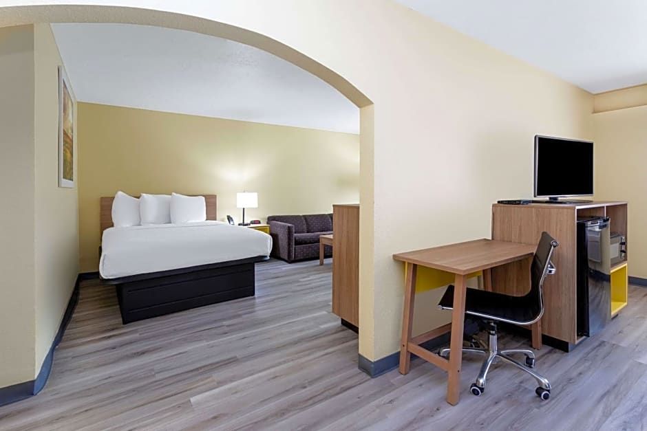 Days Inn & Suites by Wyndham Clovis