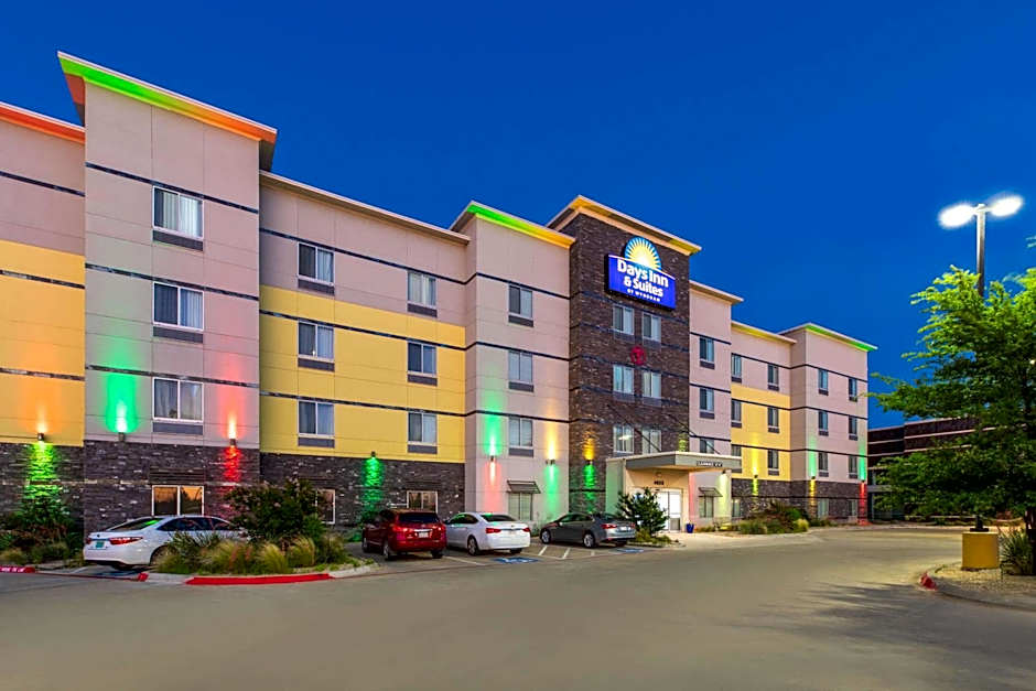 Days Inn & Suites by Wyndham Lubbock Medical Center