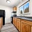 Econo Lodge Inn & Suites