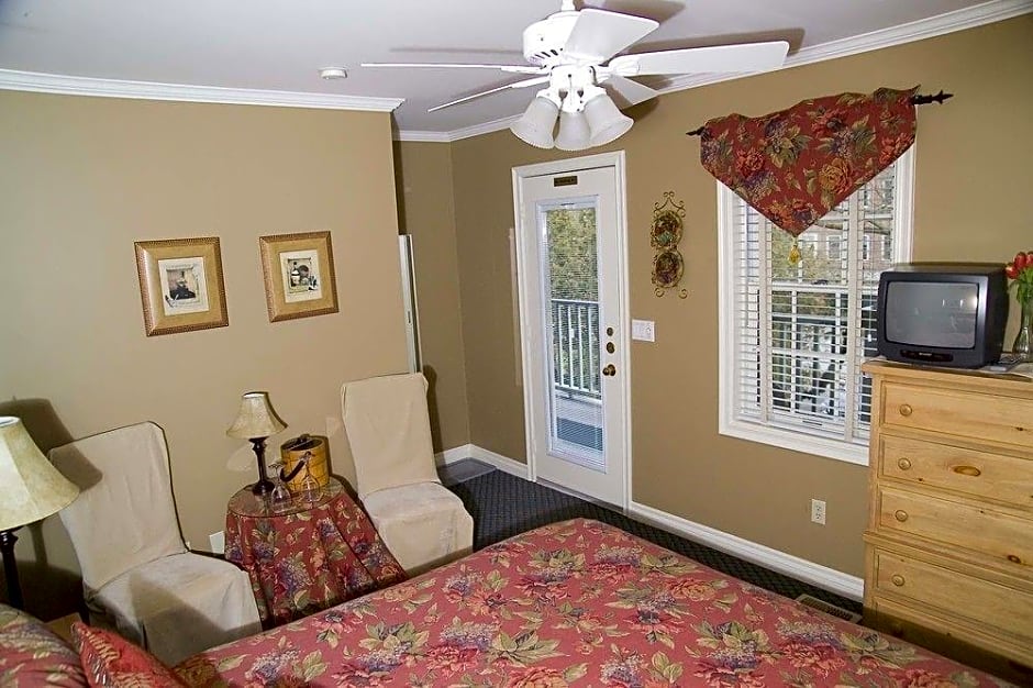 Weatherpine Inn