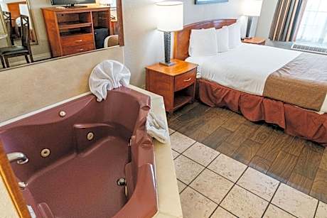 1 King Bed Non-Smoking Hot Tub Microwave And Refrigerator Wi-Fi Full Breakfast