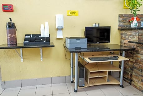 Americas Best Value Inn - Wichita West / Airport - Alojamientos en WICHITA
