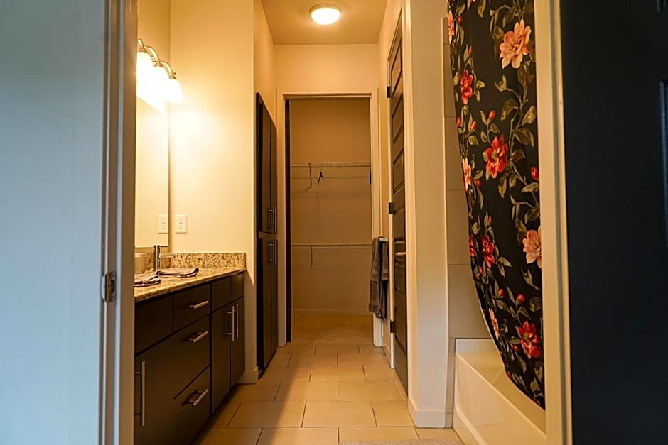 Luxury Designed 2 Bedrooms Part Hotel in Woodland Hills CA