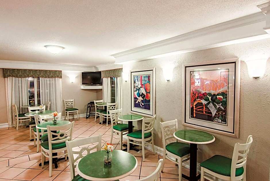 La Quinta Inn & Suites by Wyndham Indianapolis Airport Lynhurst