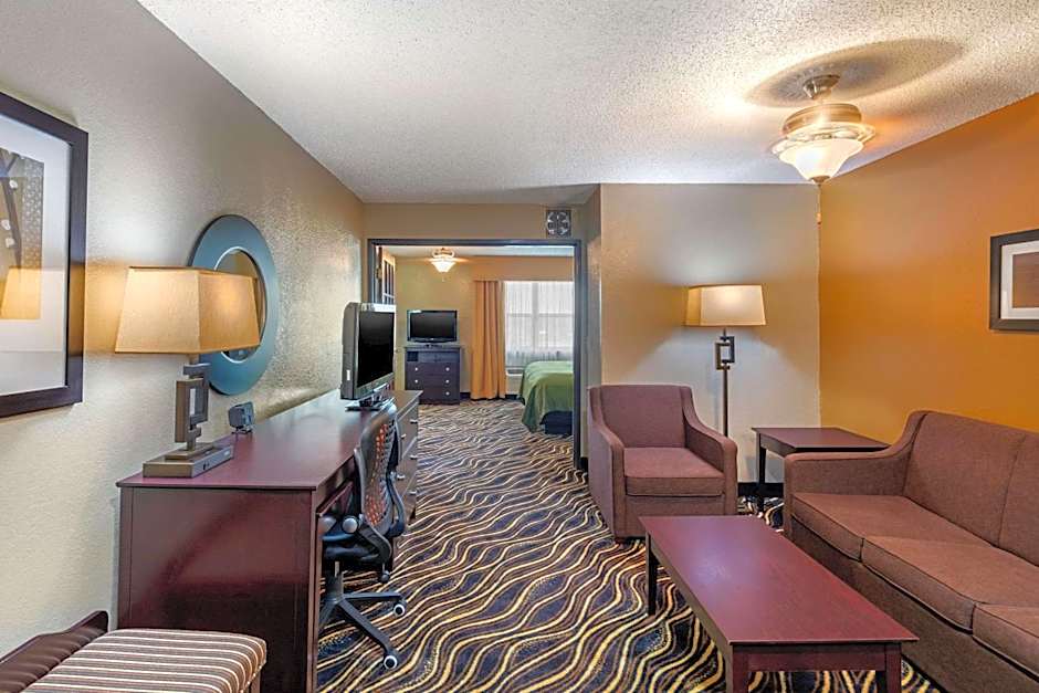 Quality Suites Addison-Dallas
