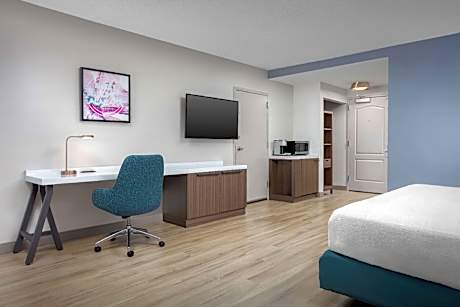 1 King Mobility/Hearing Accessible W/ Bathtub