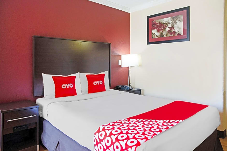 OYO Hotel McAllen Airport South - 1 mi from McAllen Medical Center