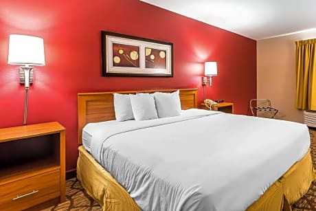 King Room with Roll-In Shower - Accessible/Non-Smoking