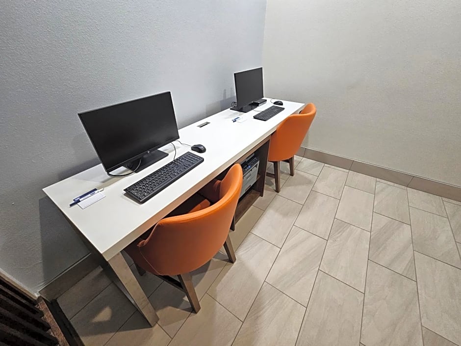 Holiday Inn Express Hotel & Suites Cincinnati-Blue Ash