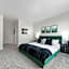 Beverly Hills Glamour Oasis 2 BR Apt with Parking 304