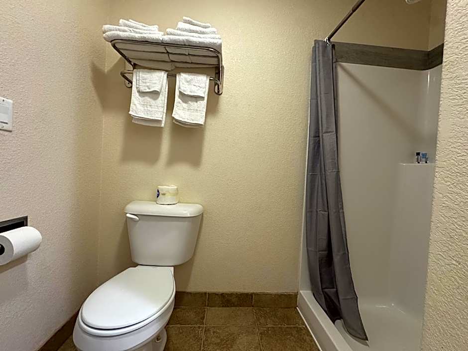 Price Pointe Inn