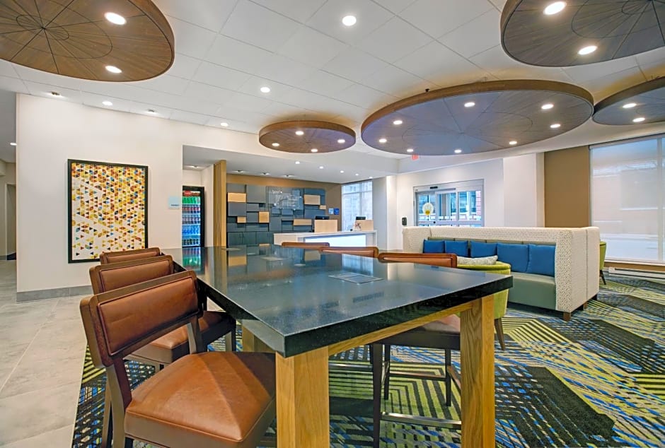 Holiday Inn Express Milwaukee Downtown