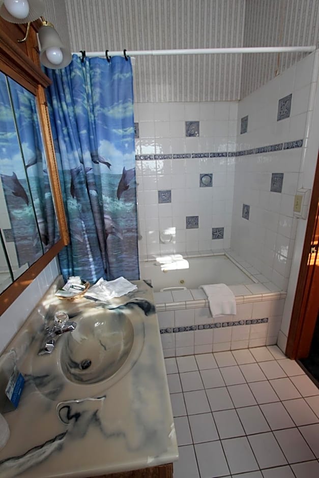 Edgewater Beach Inn & Suites