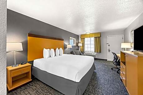 Accessible - 1 King Mobility Accessible Bathtub Microwave Refrigerator Non-Smoking Full Breakfast