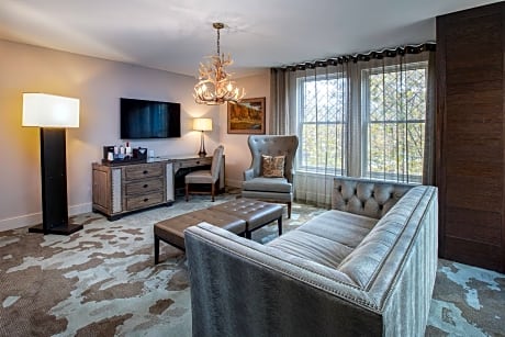 Executive King Studio with Sofa Bed and Roll-In Shower - Main Building/Mobility Accessible