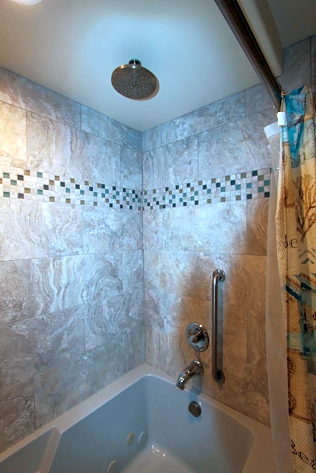 Edgewater Beach Inn & Suites