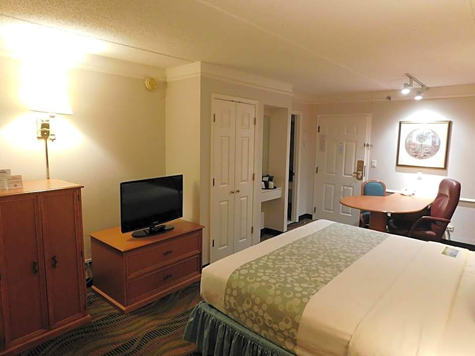 Days Inn & Suites by Wyndham Arlington Heights