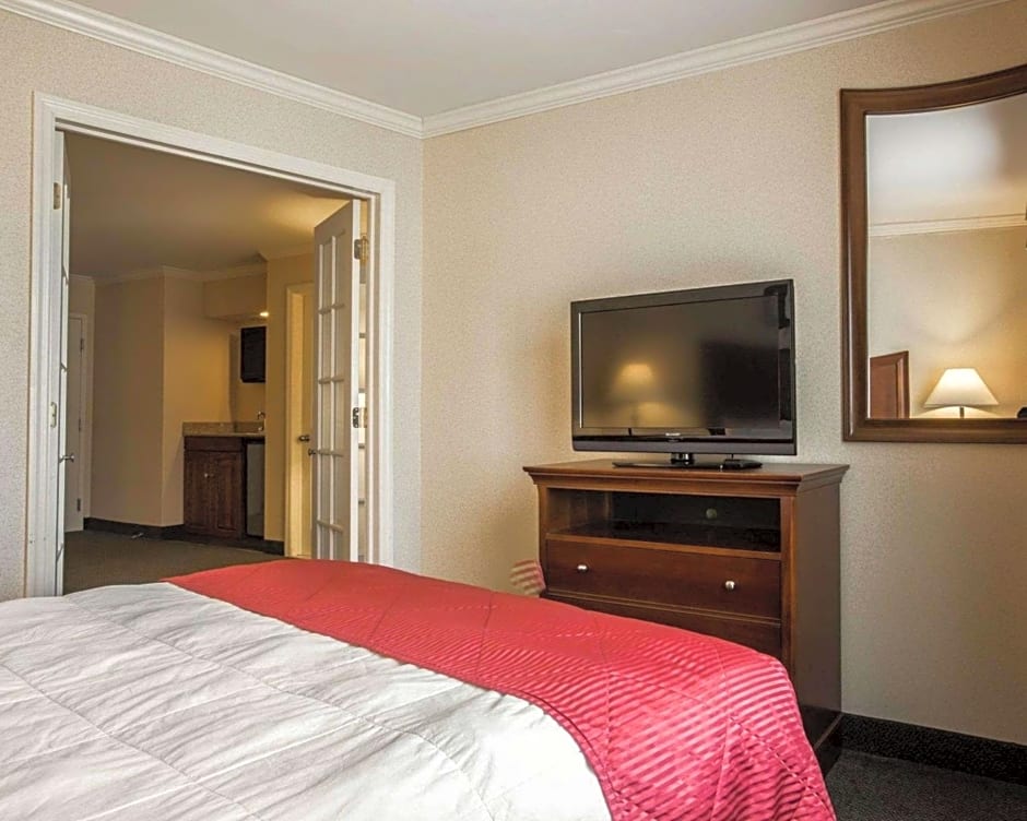 Clarion Inn & Suites At The Outlets Of Lake George