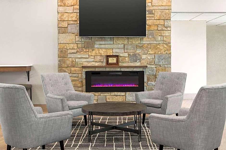AmericInn by Wyndham La Crosse Riverfront-Conference Center