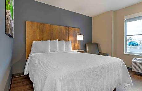 Studio suite - 1 queen bed, accessilbe, non-smoking