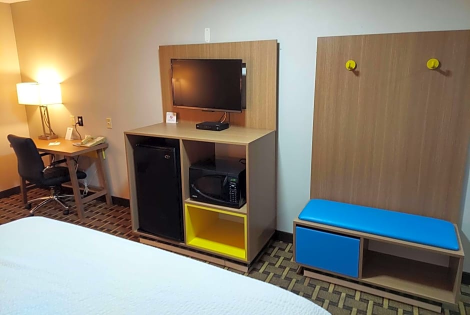 Days Inn & Suites by Wyndham Huntsville