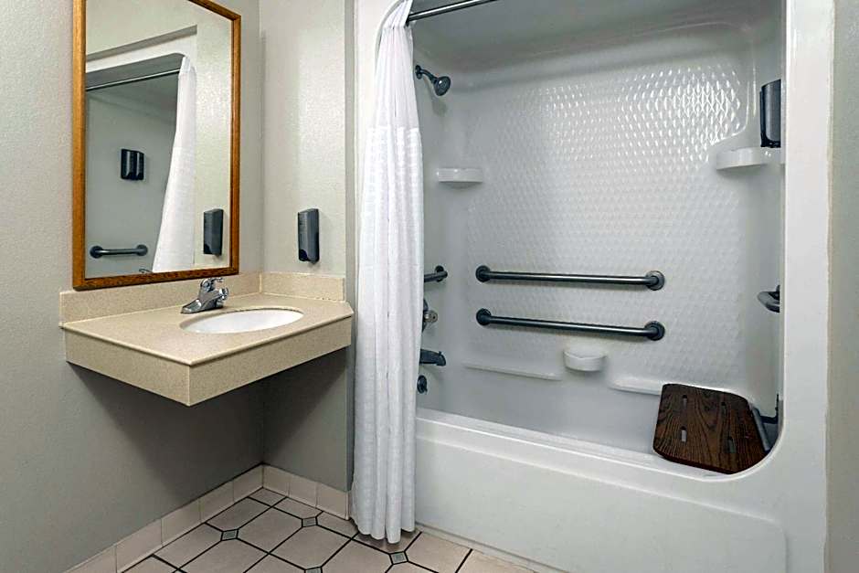 Days Inn & Suites by Wyndham Albany