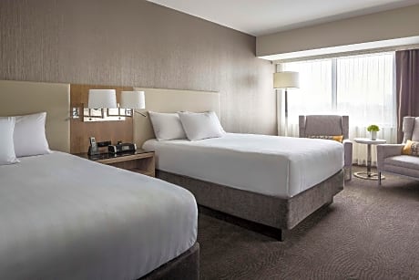 2 Queen Beds Deluxe Accessible Tub
