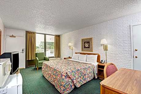 1 King Bed Deluxe Room Non-Smoking