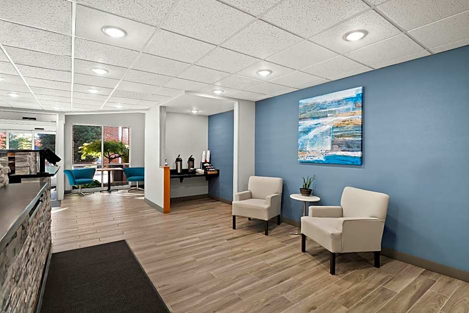 HomeTowne Studios by Red Roof East Lansing - Okemos