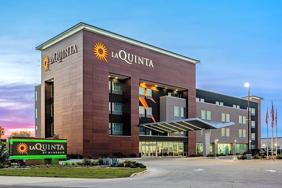 La Quinta Inn & Suites by Wyndham San Antonio Alamo City