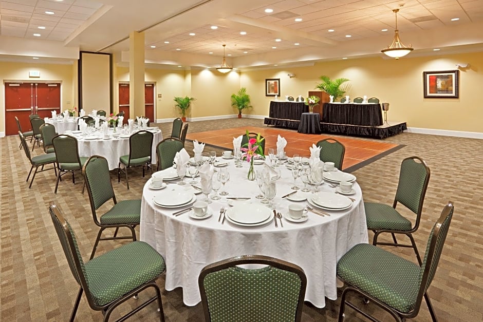 Holiday Inn Hotel & Suites Beaufort at Highway 21