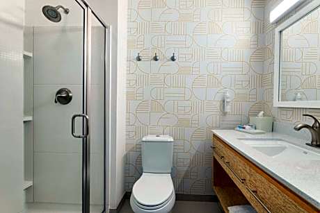 Queen Studio Suite - Hearing Access/Non-Smoking