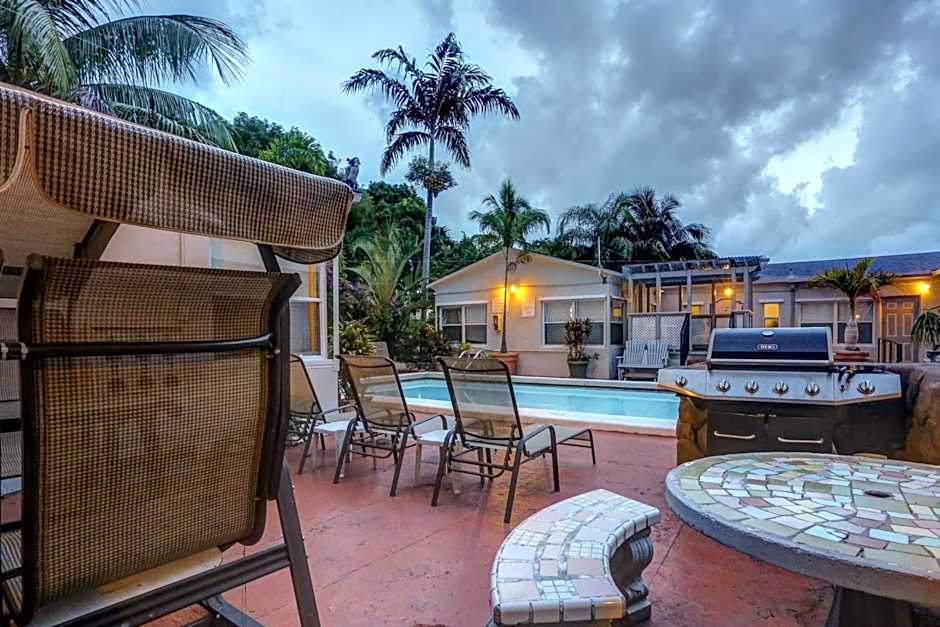 Richard's Motel Courtyard