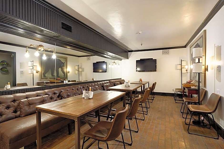 Independence Square 304, Stylish Hotel Room with Downtown Views & Great Location