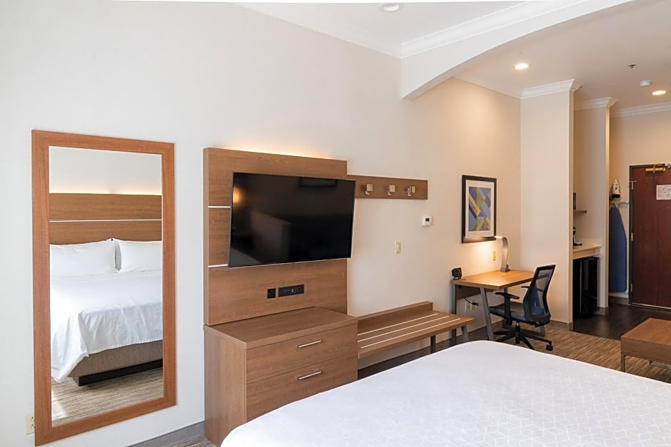 Holiday Inn Express & Suites Davis - University Area