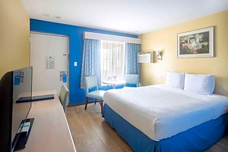 1 King Bed Deluxe Room Non-Smoking