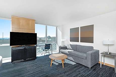 1 KING WITH BALCONY AND KITCHENETTE