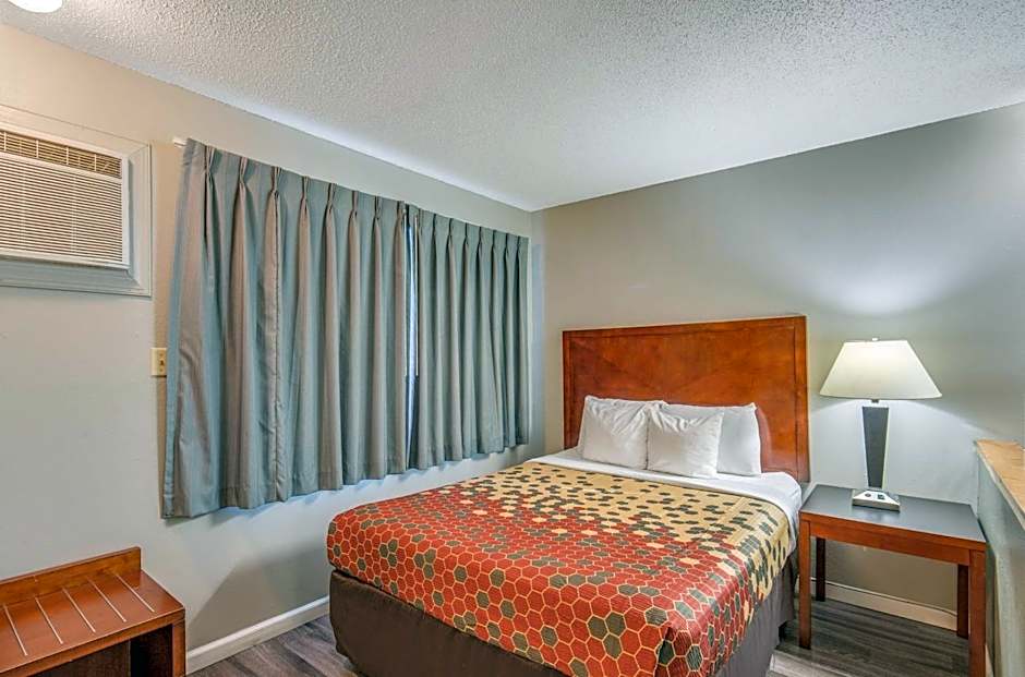 Econo Lodge Inn and Suites Yreka
