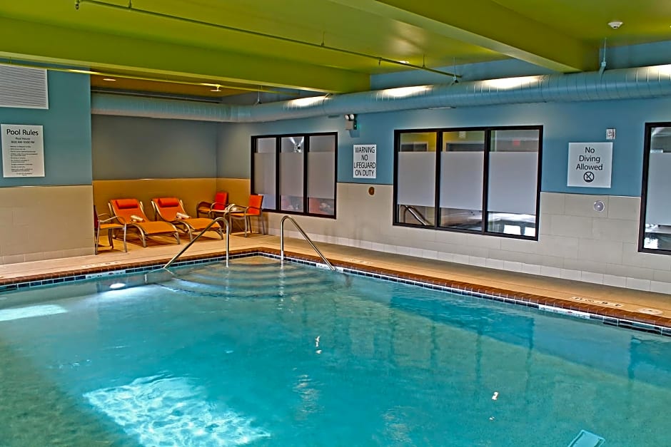 Holiday Inn Express & Suites St. Louise South I-55