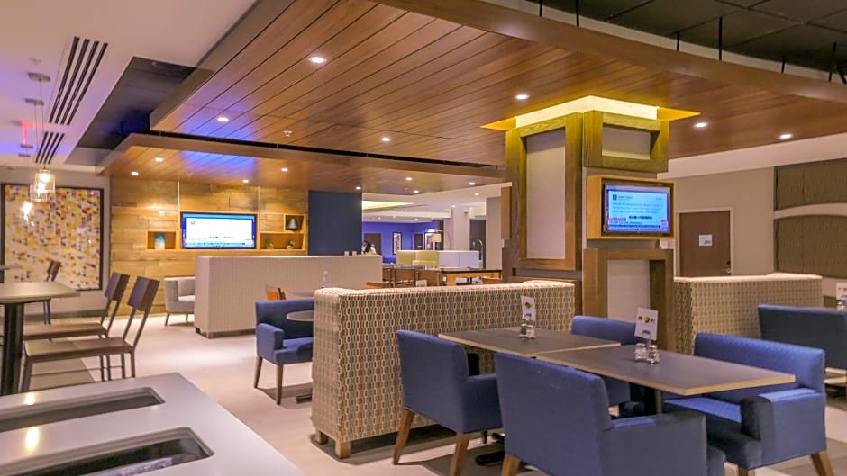 Holiday Inn Express & Suites Miami Airport