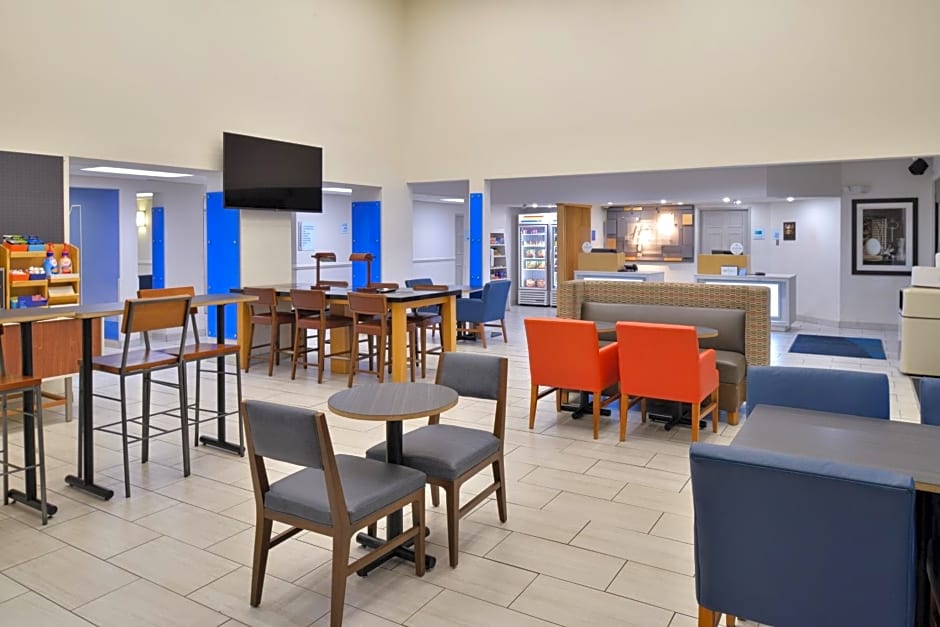 Holiday Inn Express Hotel & Suites Farmington