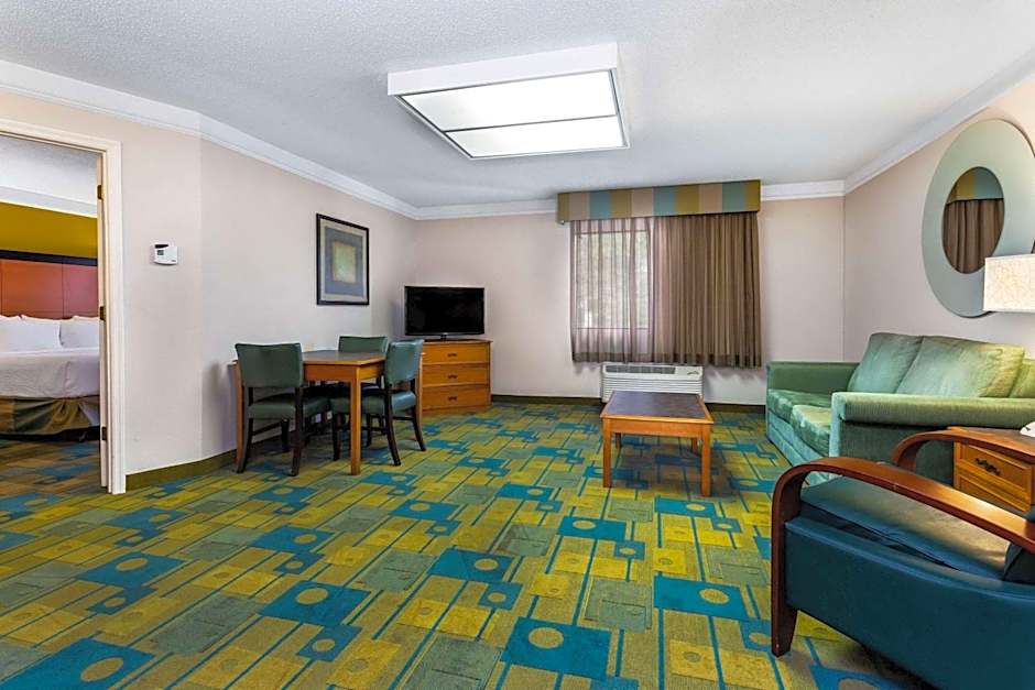 La Quinta Inn & Suites by Wyndham St. Pete-Clearwater Airport