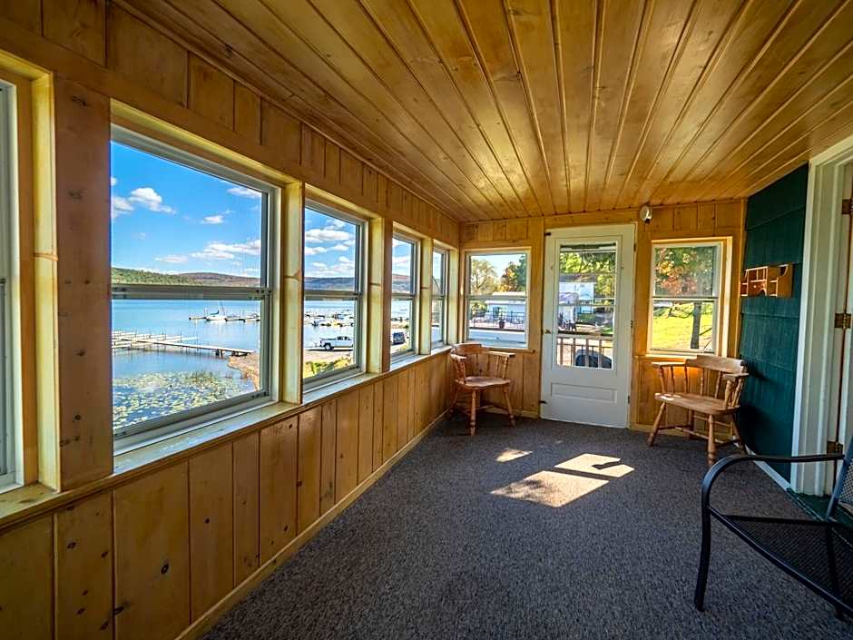 Lake 'N Pines Motel