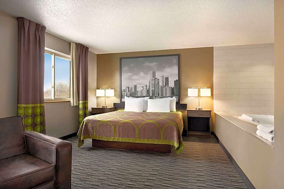 Super 8 by Wyndham Joliet I-55 N/Chicago