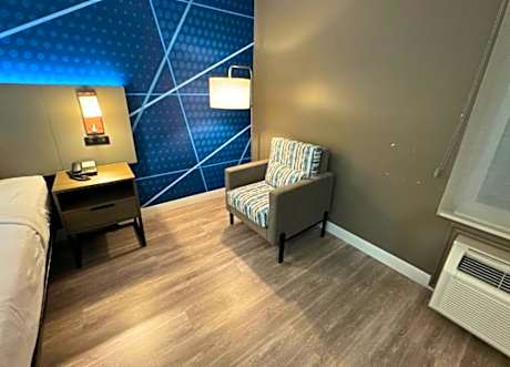1 King Bed Suite Nonsmoking