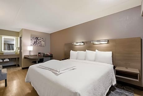 Premium King Bed Smoke Free (Get More: Upgraded Bedding and Snack Box)