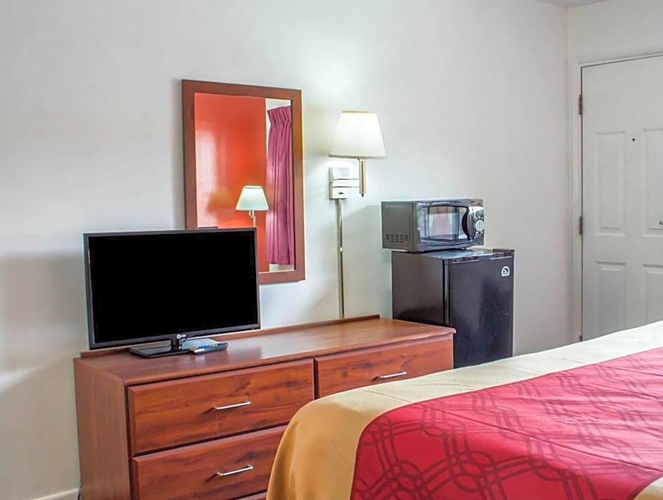 Econo Lodge University