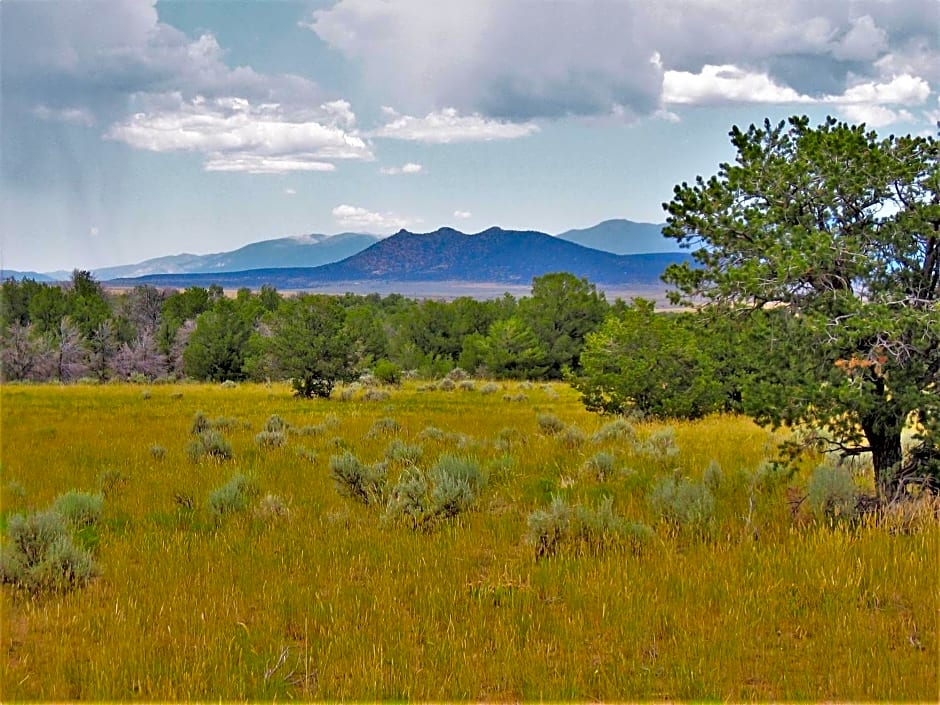 Apache Village 6, King Studio with Sleeper Sofa, Sleeps 3