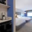 Holiday Inn Express & Suites - Detroit - Dearborn, an IHG Hotel