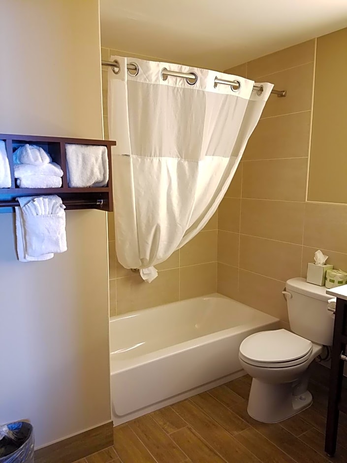 Ramada by Wyndham Minneapolis Golden Valley